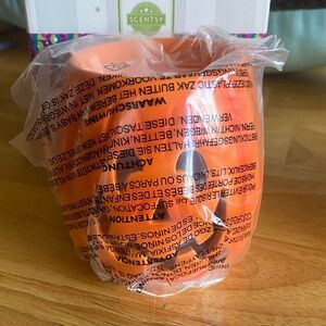 Scentsy Cut It Out Mini Warmer. New in the box